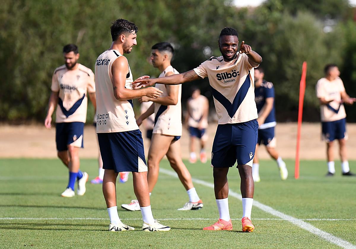 Kouame, con Víctor Chust, en una imagen de la temporada pasada.