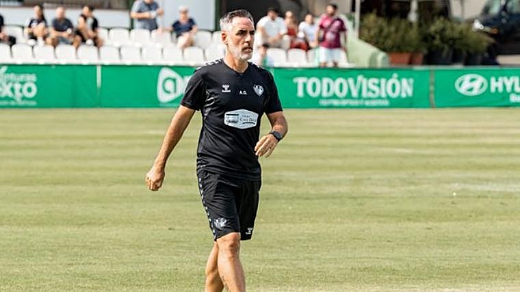 Abel Gómez ya no es el entrenador del Antequera.