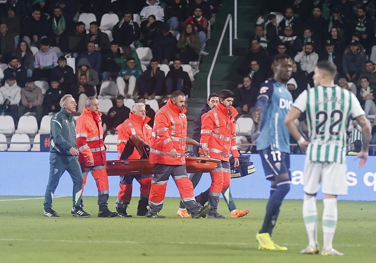 Bojan Kovacevic se retiró en camilla tras sufrir una grave lesión en Córdoba.