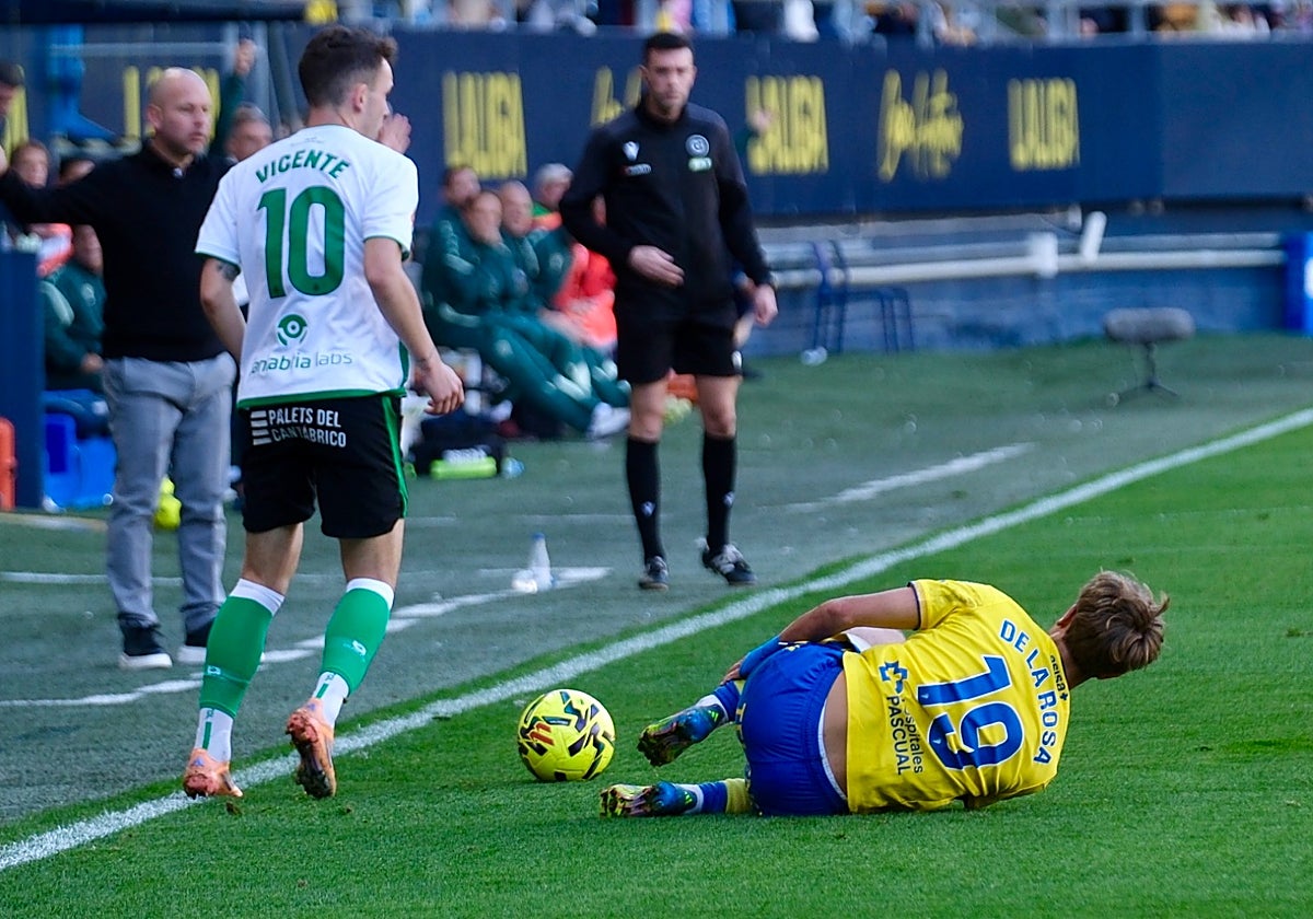 José Alberto López, al fondo a la izquierda, en el área técnica