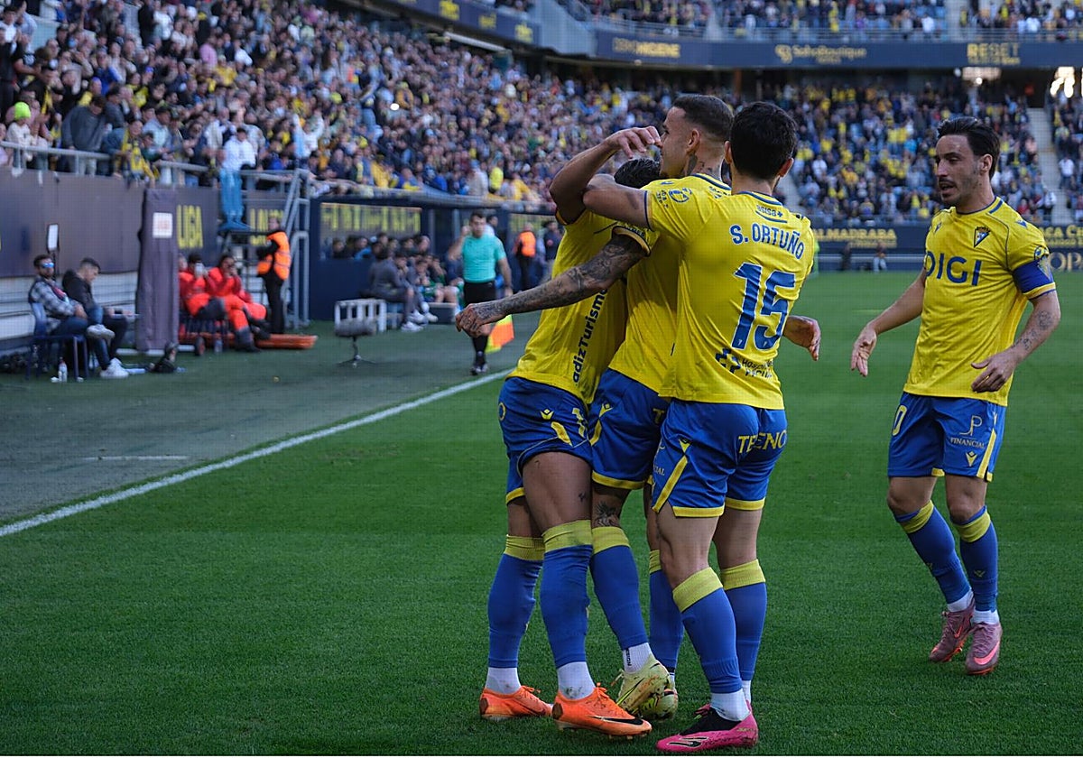 Los jugadores del Cádiz celebran el tanto de Roger Martí