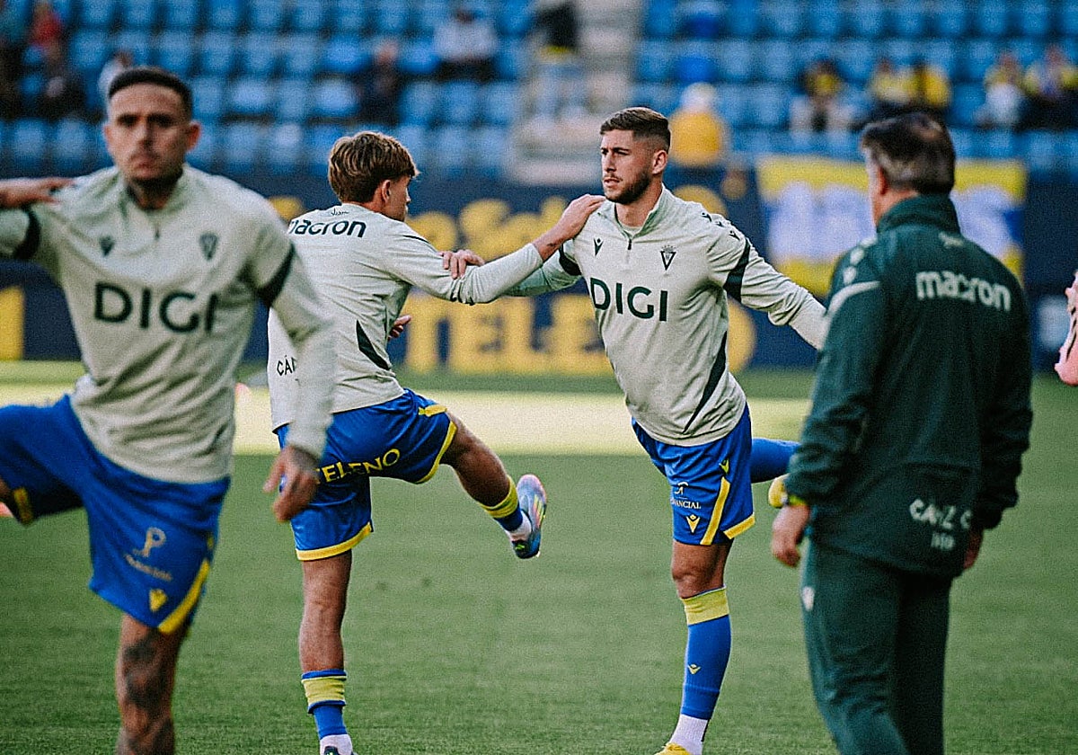 Jorge Moreno calienta junto a De la Rosa y Roger.