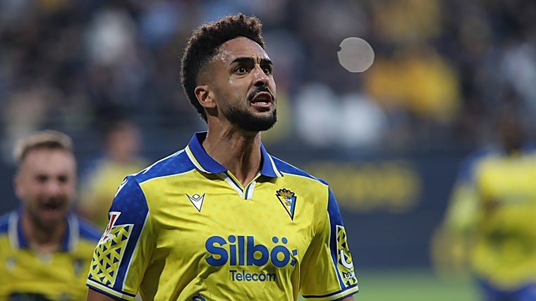 Chris Ramos, de penalti, hizo que Gaizka Garitano se estrenara con victoria en el Cádiz CF.