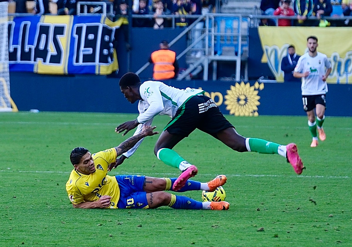 Ocampo frena a un jugador del Racing.