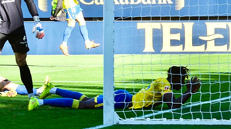 El Cádiz CF perdió, remontada incluida, frente al Racing de Santander (2-3).