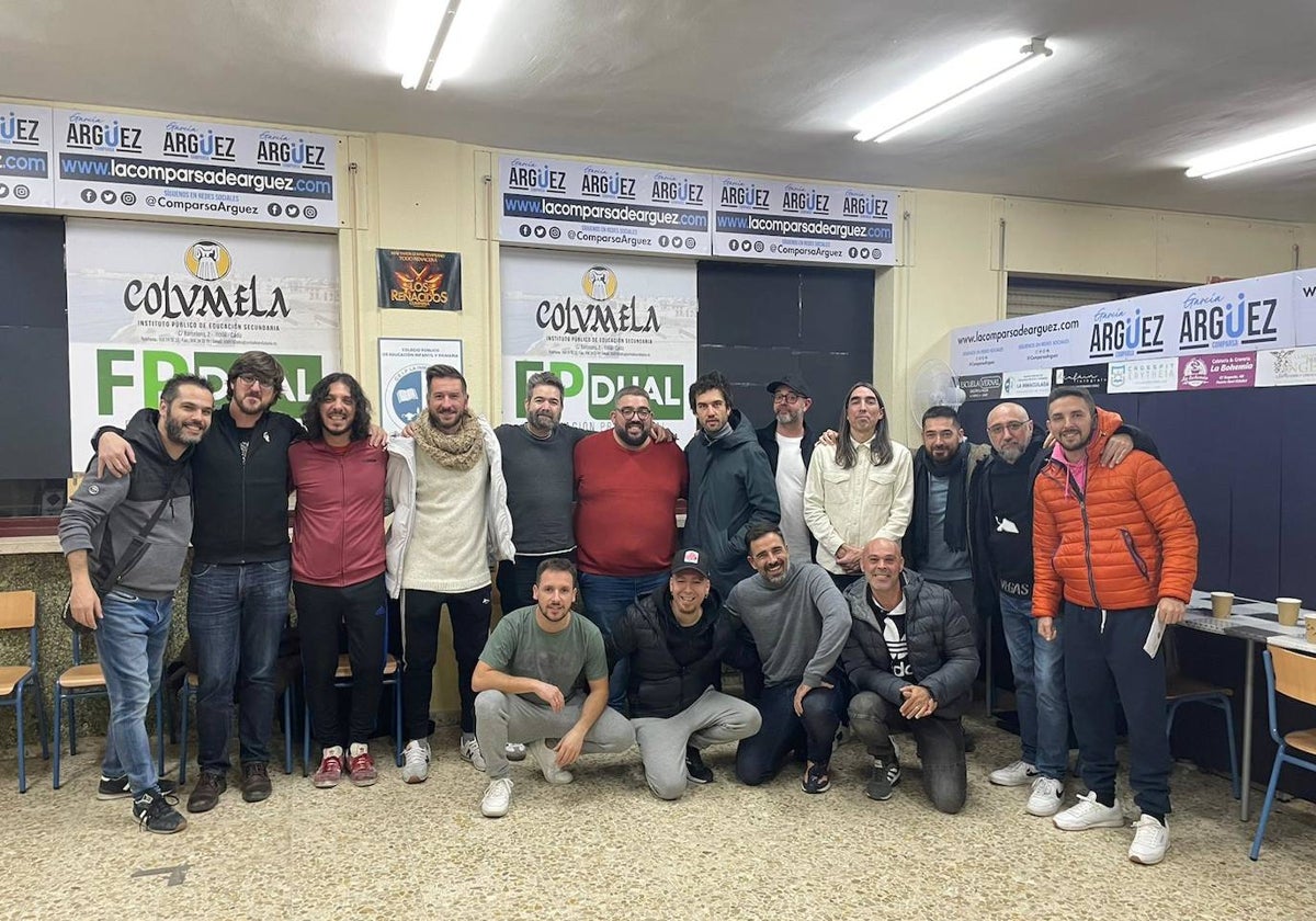 Foto de familia entre el grupo musical y la agrupación carnavalesca