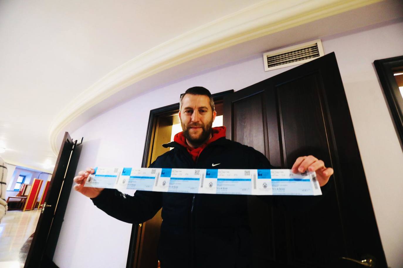 Fotos: Primeros afortunados comprando entradas en el Falla