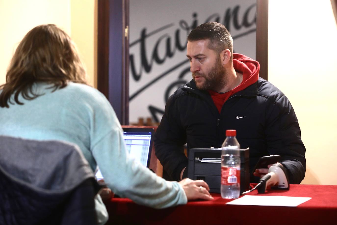 Fotos: Primeros afortunados comprando entradas en el Falla