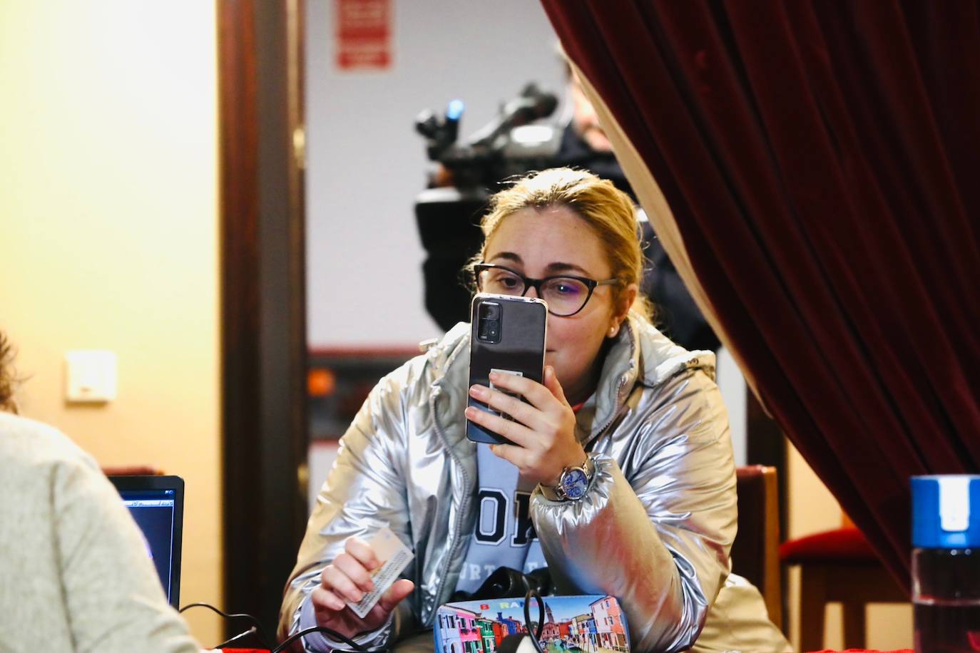 Fotos: Primeros afortunados comprando entradas en el Falla