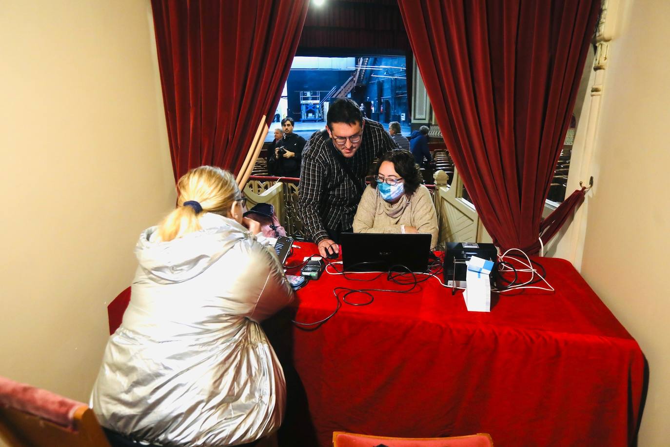 Fotos: Primeros afortunados comprando entradas en el Falla