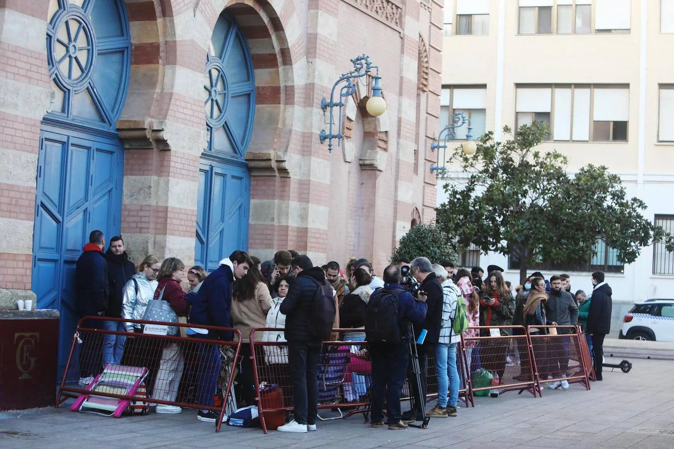 Fotos: Primeros afortunados comprando entradas en el Falla