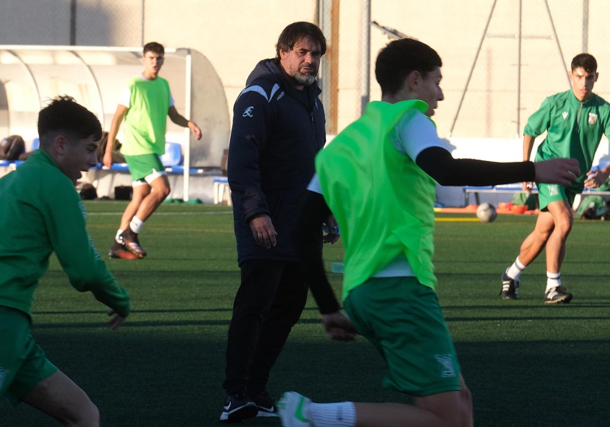 Tino Tovar dirige un entrenamiento del equipo juvenil B del Atlético Sanluqueño.