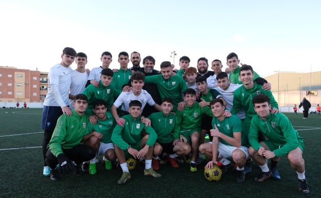 Tino Tovar posa con sus jugadores en el campo de Las Palmeras, en Sanlúcar.