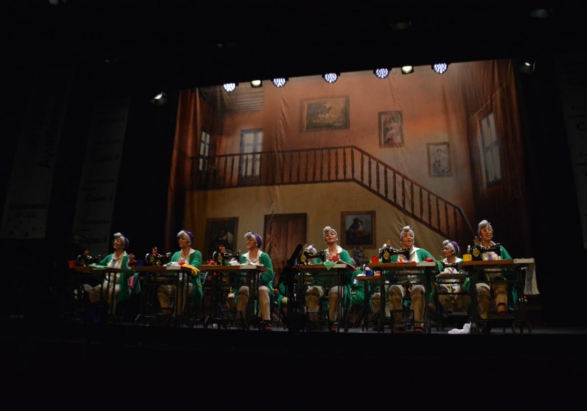 La comparsa de Alcalá de Guadaira durante su actuación en el Falla.