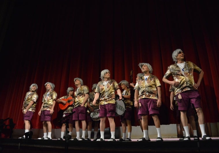 Los desgraciaítos reivindican los diferentes estilos de la chirigota en un pasodoble que pone el teatro en pie