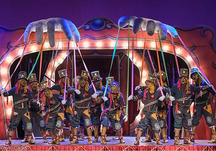 'Los esclavos' y su puesta en escena: la jaula en los sombreros y serpentina como los hilos del títere