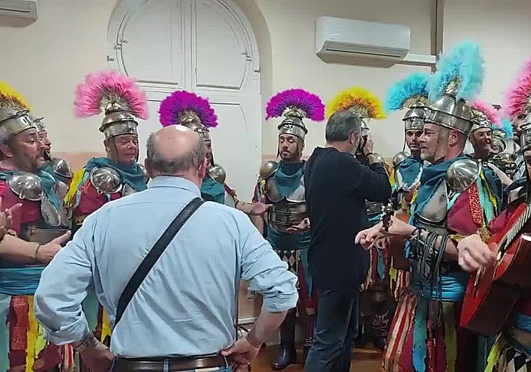 El coro de Nandi Migueles 'Aquí no se rinde nadie' calienta voces antes de salir