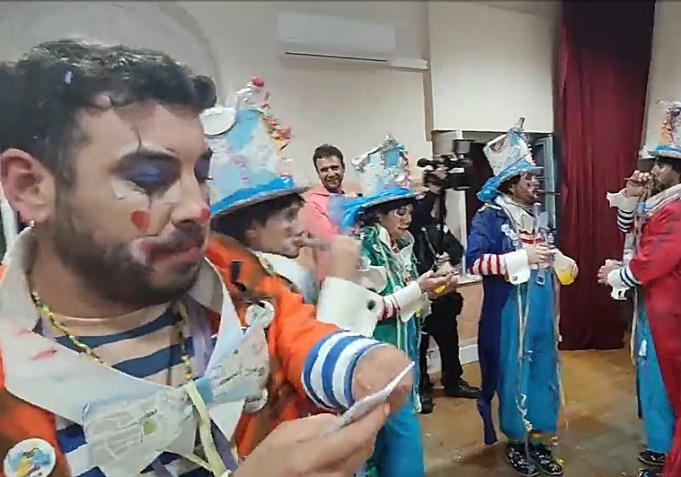 Vídeo: la chirigota callejera del Molina canta los cuplés ¡de cuatro en cuatro!