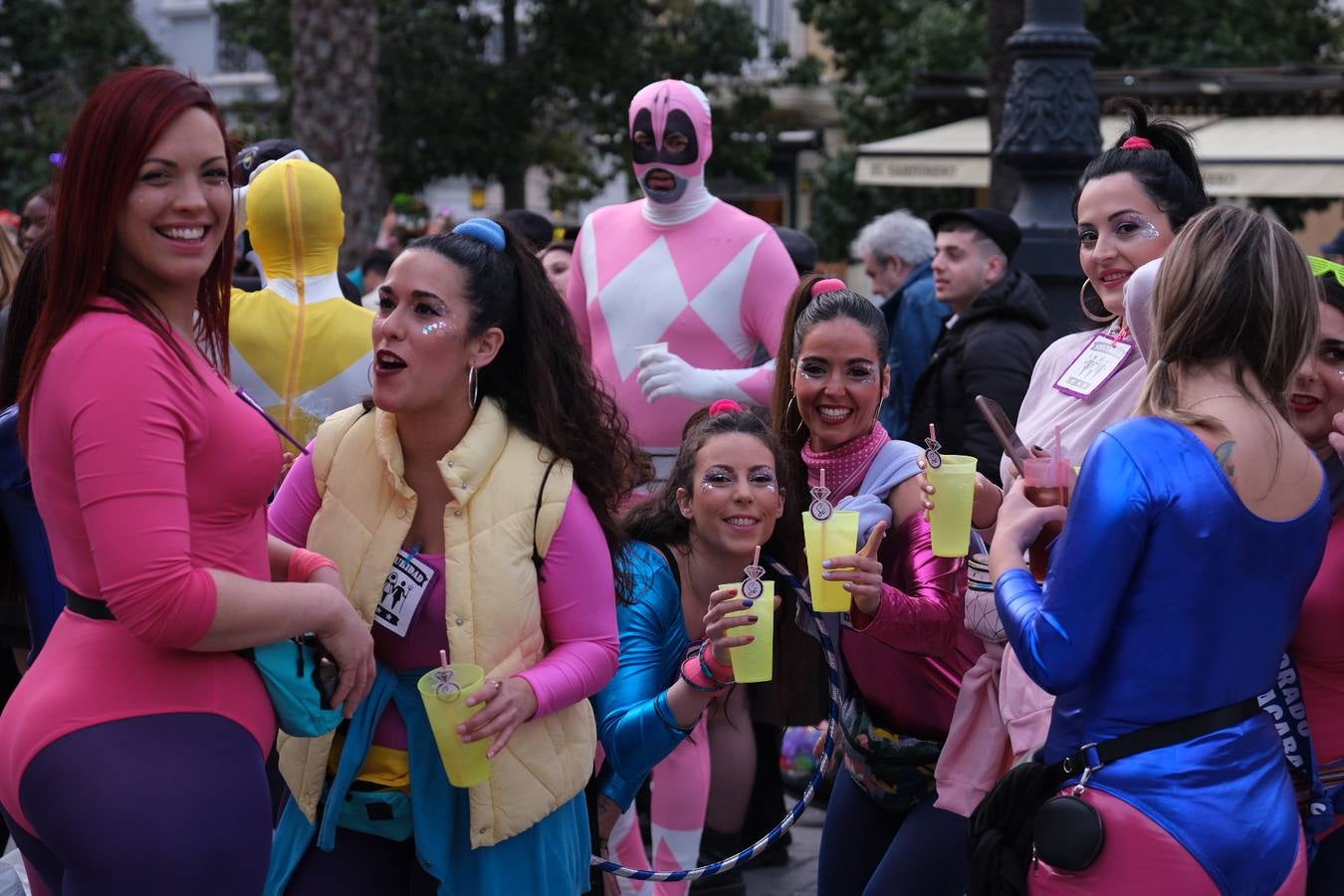 Fotos: El Carnaval más canalla ya asalta las calles de Cádiz