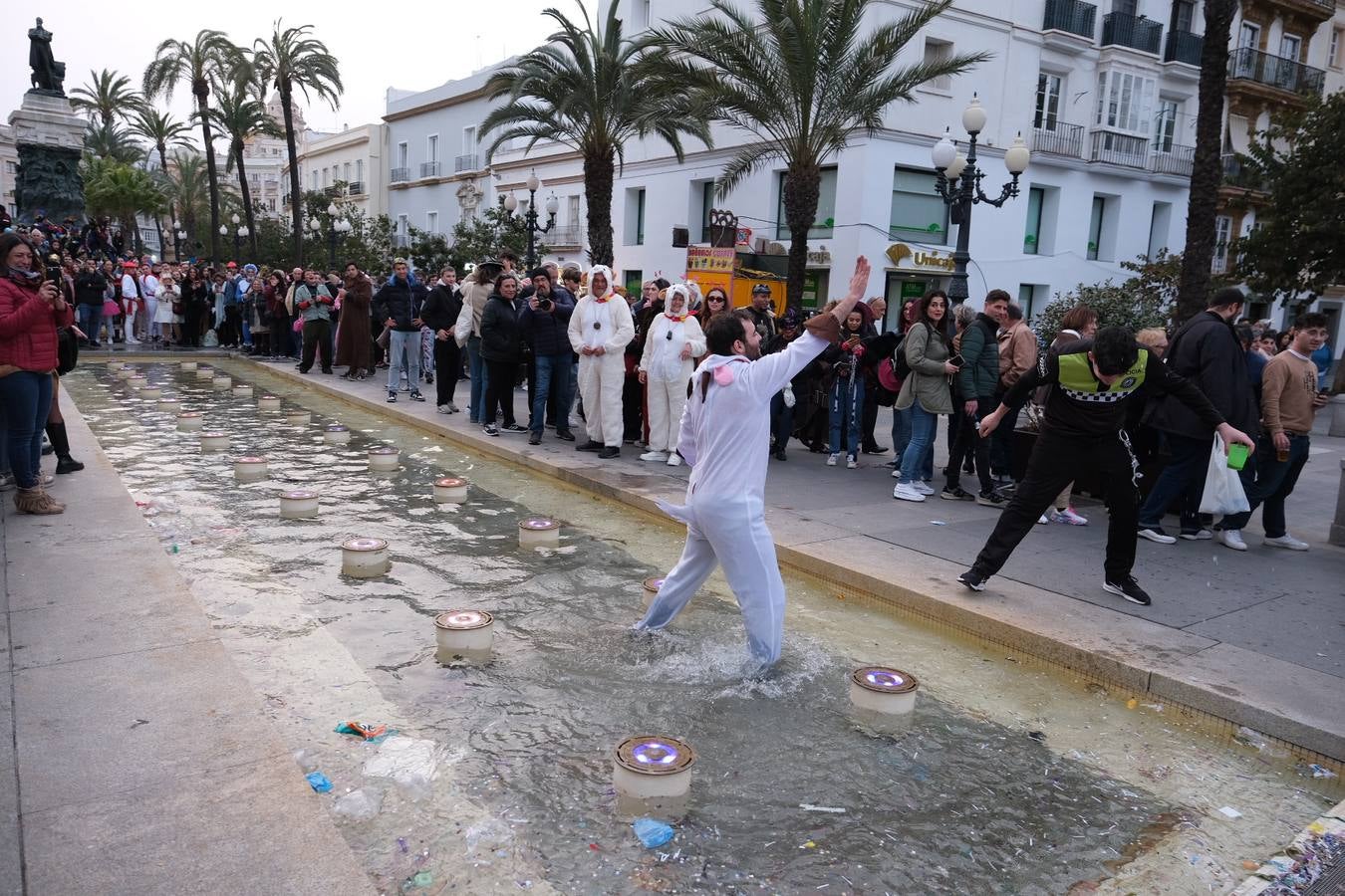 Fotos: El Carnaval más canalla ya asalta las calles de Cádiz