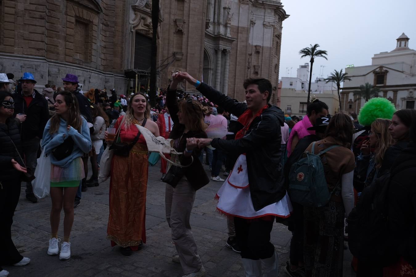 Fotos: El Carnaval más canalla ya asalta las calles de Cádiz