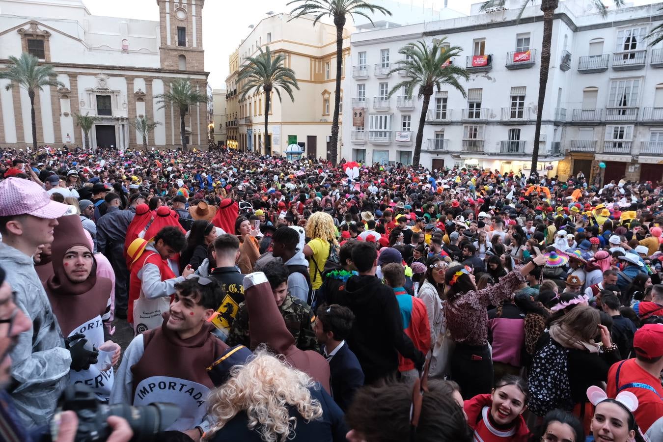 Fotos: El Carnaval más canalla ya asalta las calles de Cádiz