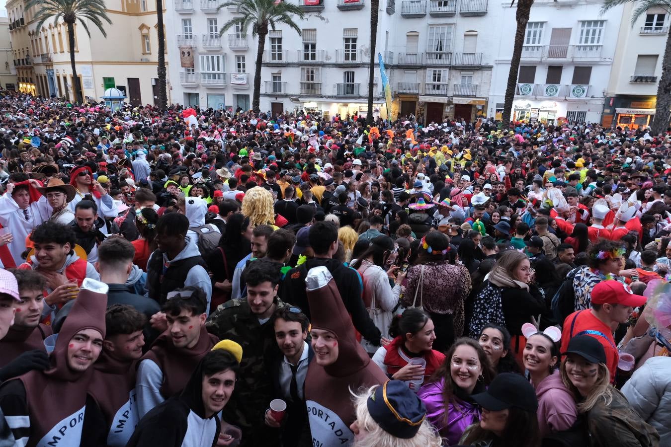 Fotos: El Carnaval más canalla ya asalta las calles de Cádiz