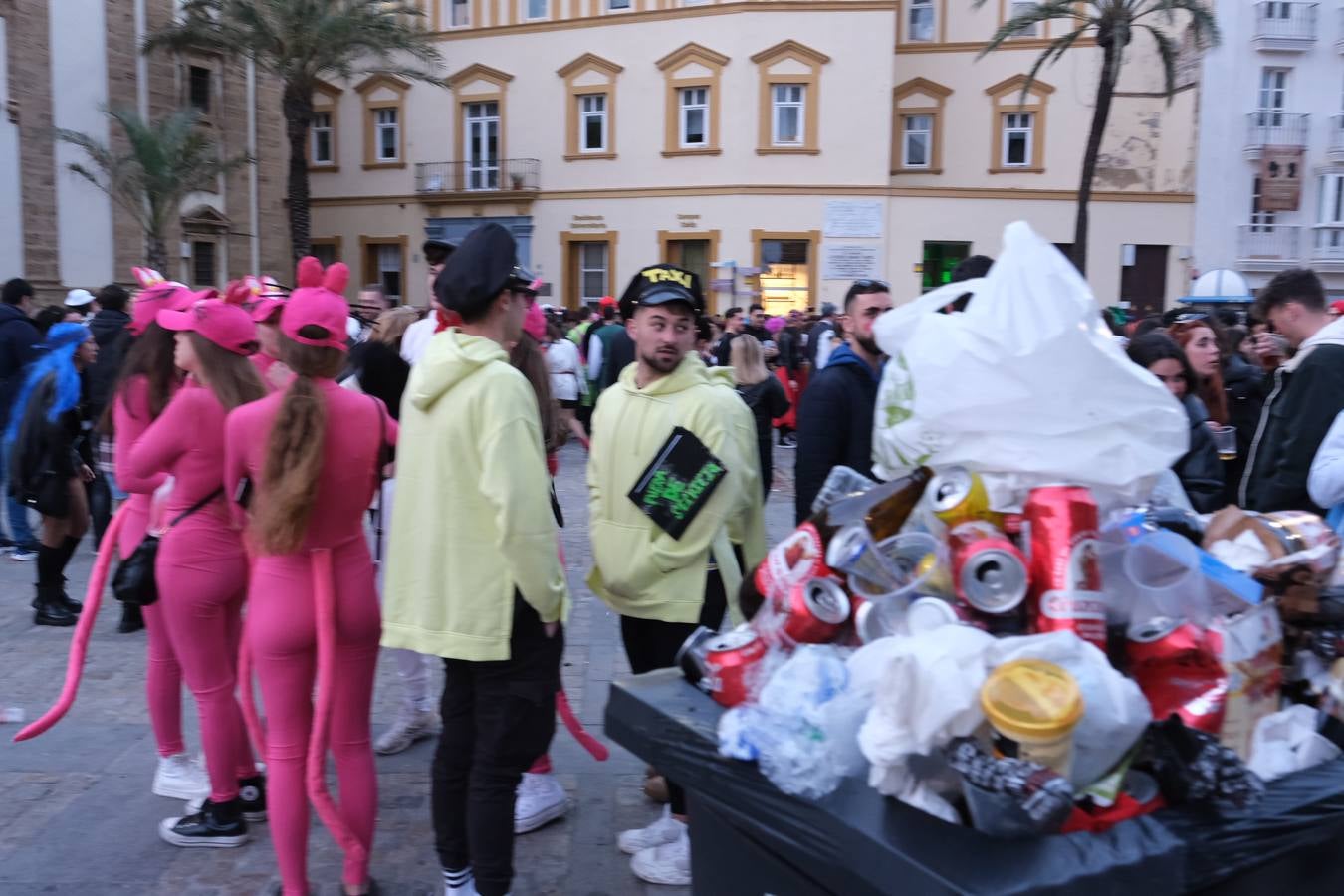 Fotos: El Carnaval más canalla ya asalta las calles de Cádiz