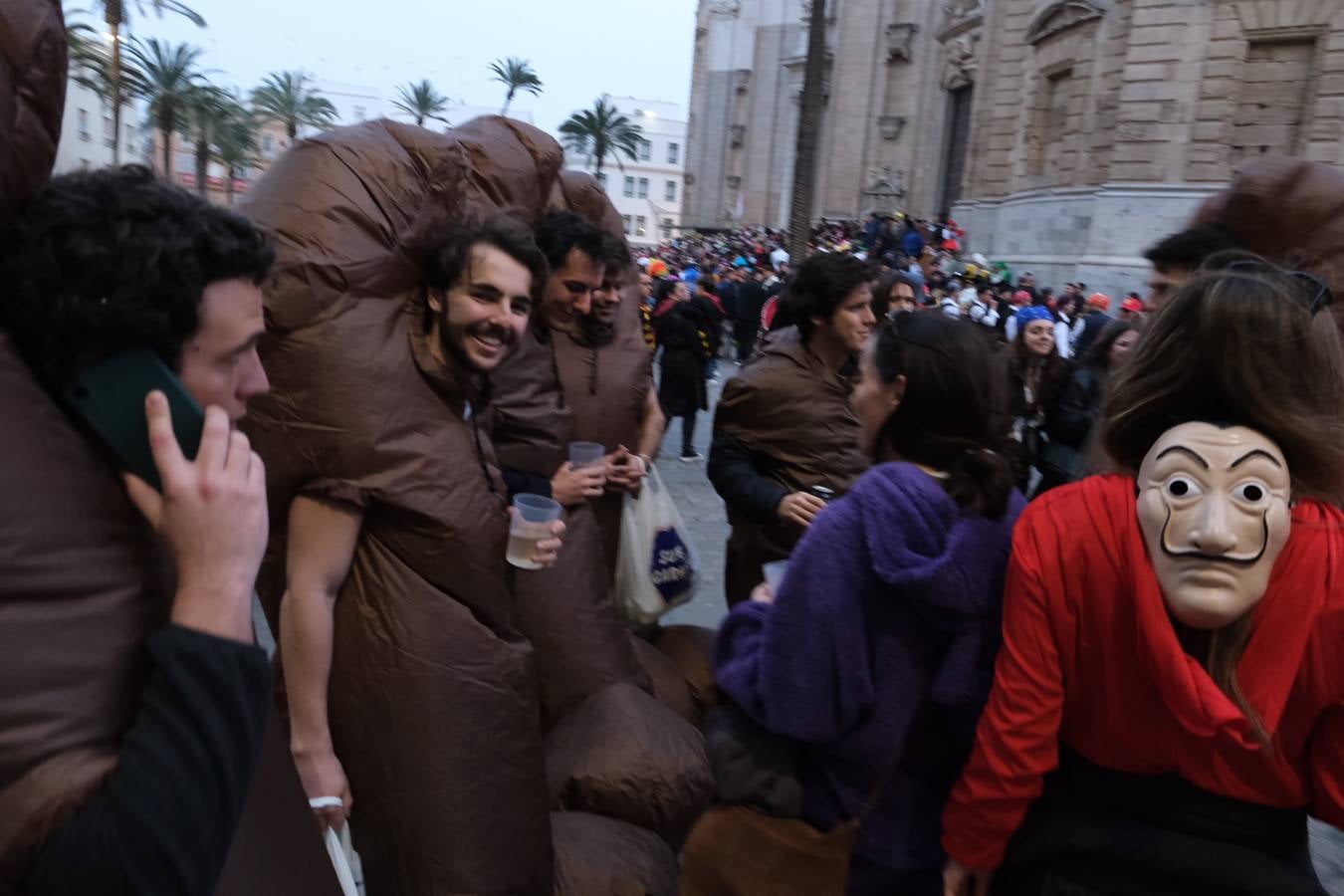 Fotos: El Carnaval más canalla ya asalta las calles de Cádiz