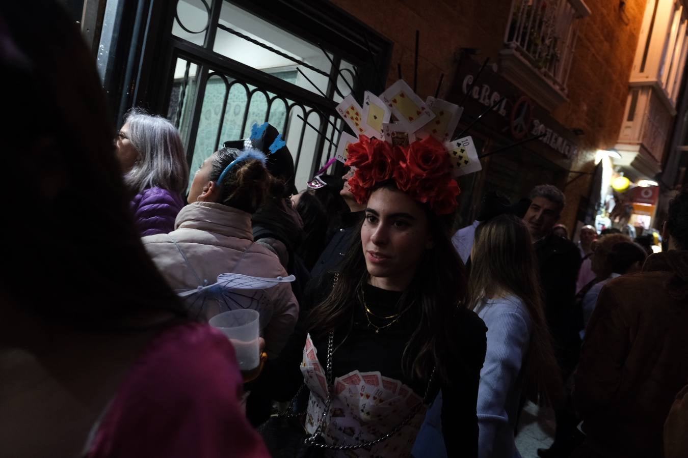 Fotos: El Carnaval más canalla ya asalta las calles de Cádiz