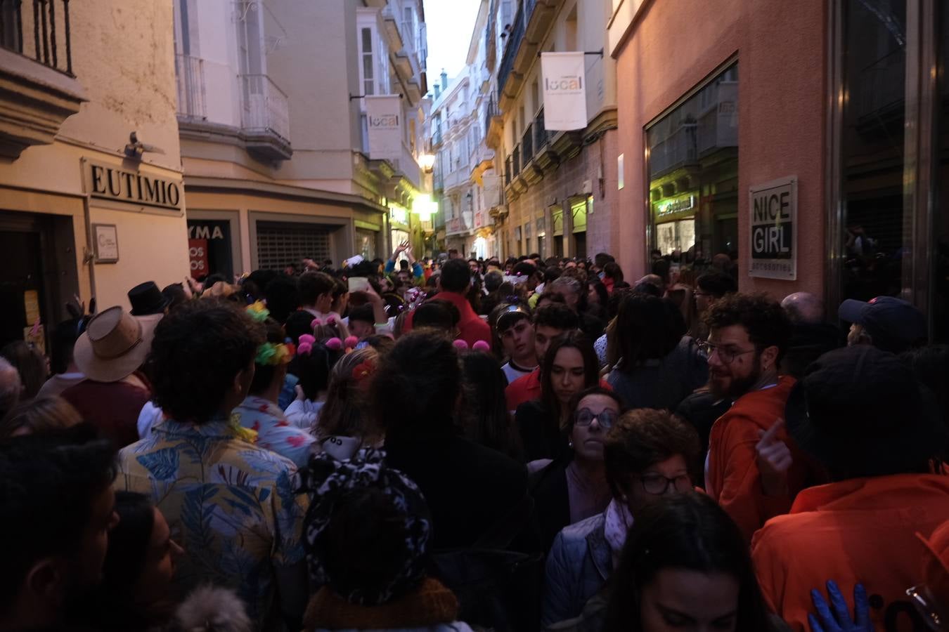 Fotos: El Carnaval más canalla ya asalta las calles de Cádiz