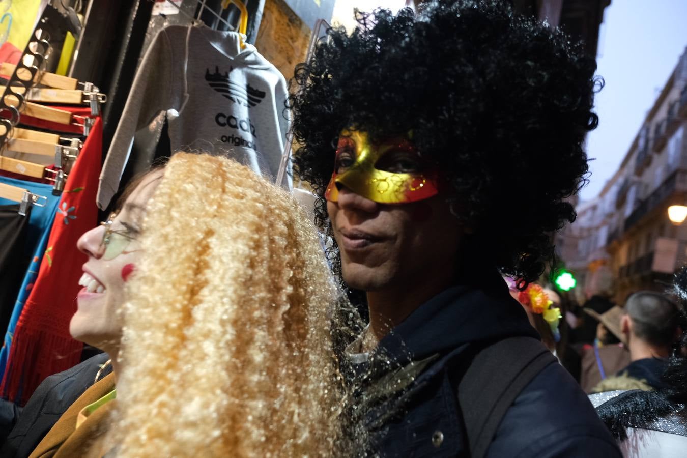 Fotos: El Carnaval más canalla ya asalta las calles de Cádiz