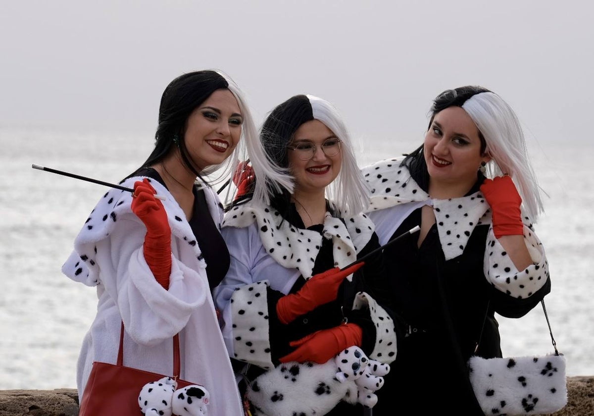 Fotos: El Carnaval más canalla ya asalta las calles de Cádiz