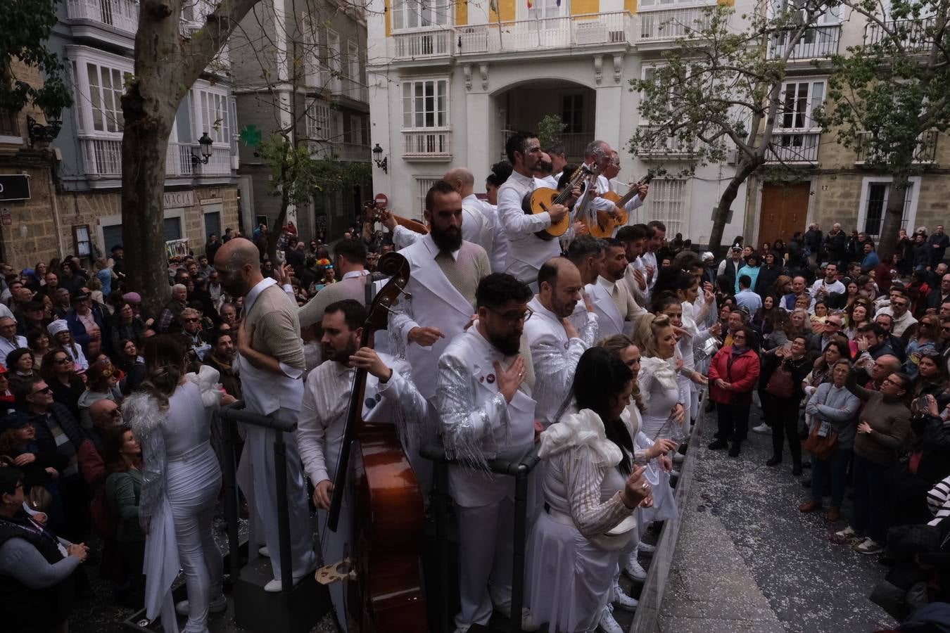 Las imágenes del Lunes más callejero y gamberro en el Carnaval de Cádiz 2023 (I)