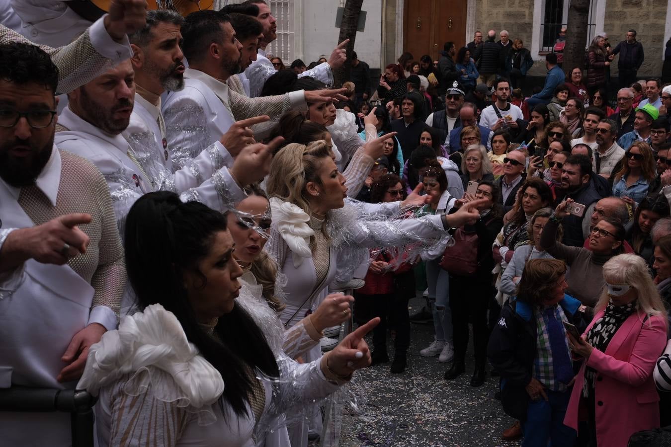 Las imágenes del Lunes más callejero y gamberro en el Carnaval de Cádiz 2023 (I)