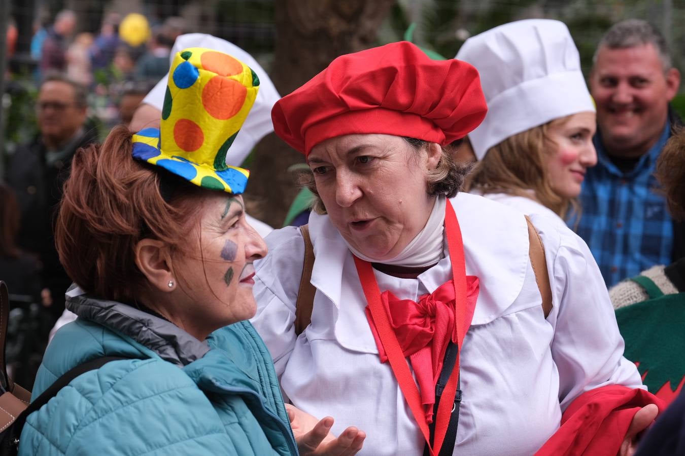 Las imágenes del Lunes más callejero y gamberro en el Carnaval de Cádiz 2023 (I)