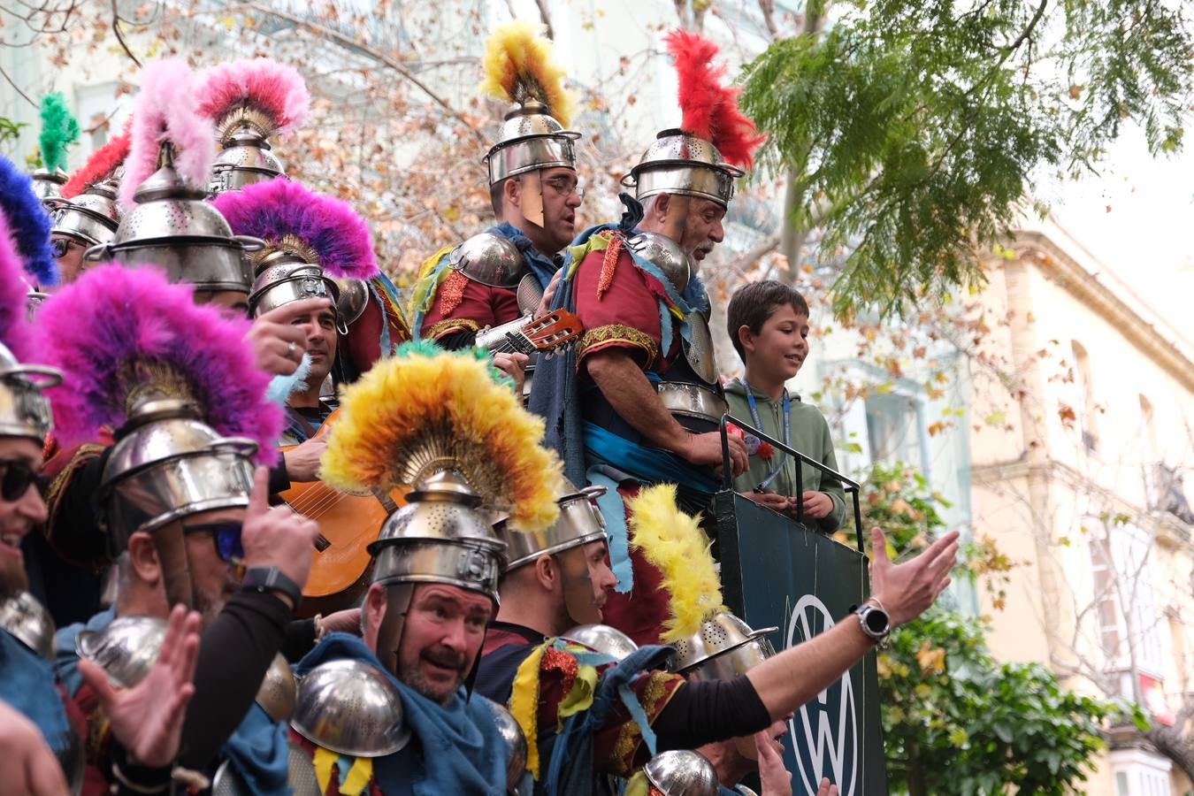 Las imágenes del Lunes más callejero y gamberro en el Carnaval de Cádiz 2023 (I)