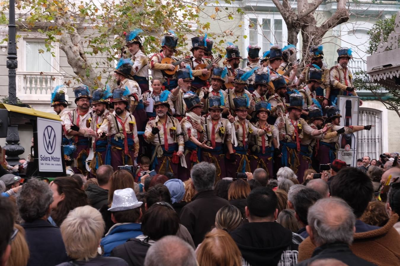 Las imágenes del Lunes más callejero y gamberro en el Carnaval de Cádiz 2023 (I)