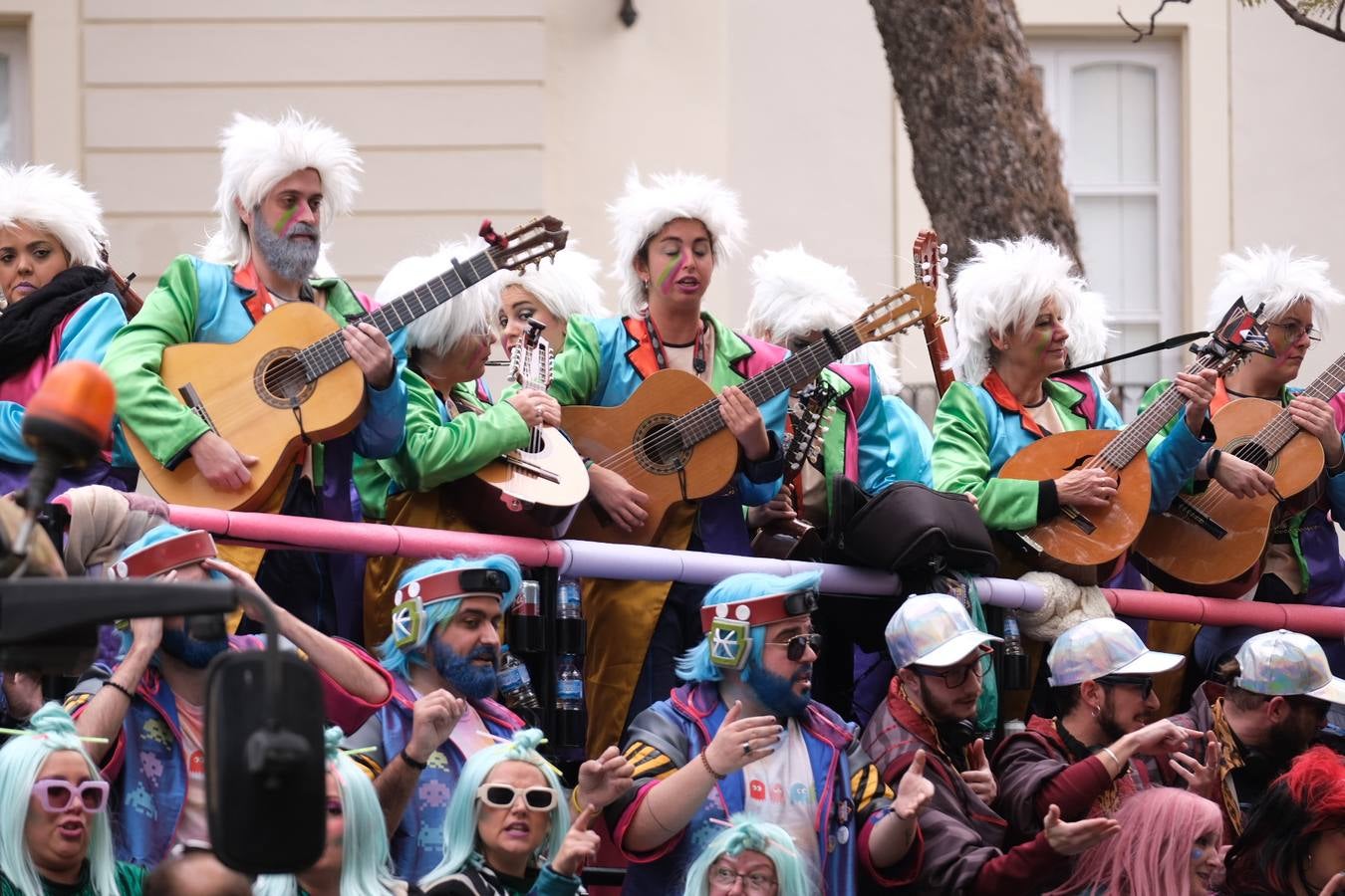 Las imágenes del Lunes más callejero y gamberro en el Carnaval de Cádiz 2023 (I)