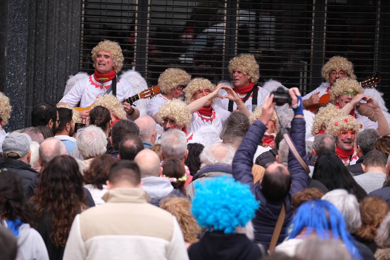 Las imágenes del Lunes más callejero y gamberro en el Carnaval de Cádiz 2023 (I)