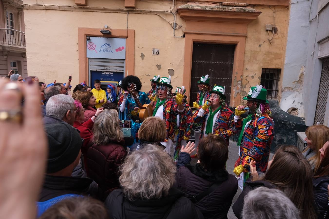 Las imágenes del Lunes más callejero y gamberro en el Carnaval de Cádiz 2023 (I)