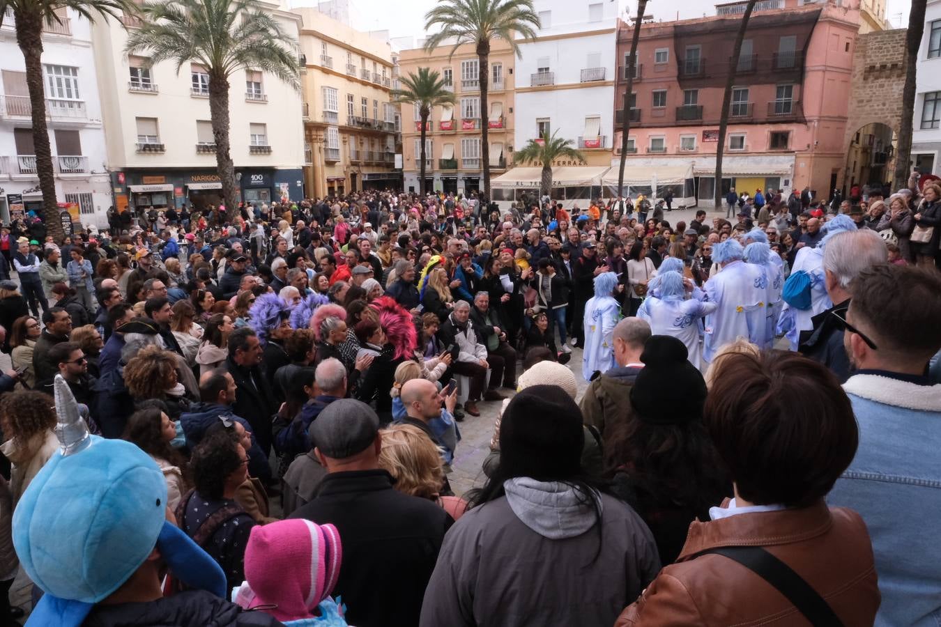 Las imágenes del Lunes más callejero y gamberro en el Carnaval de Cádiz 2023 (I)