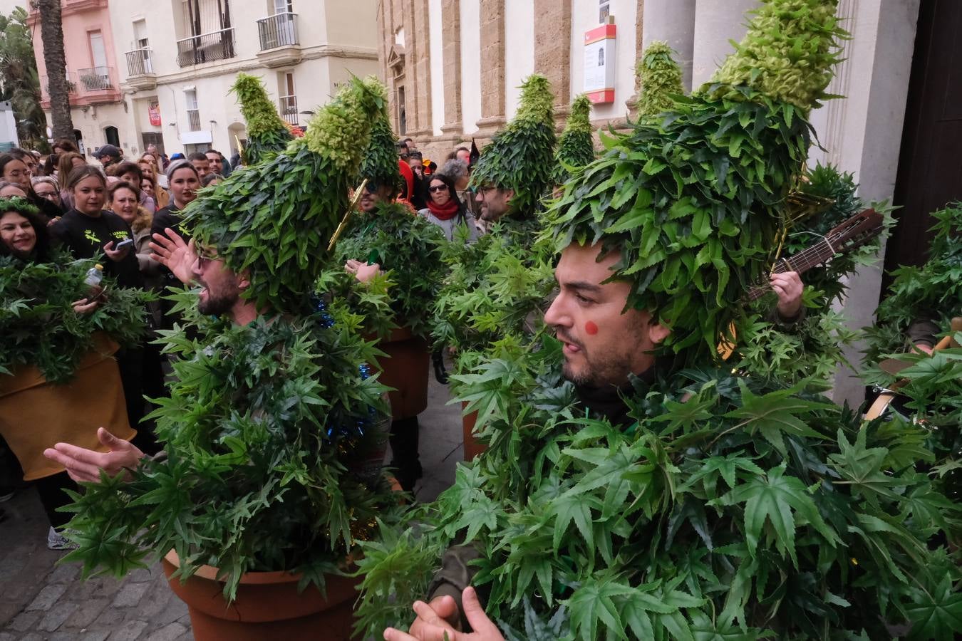 Las imágenes del Lunes más callejero y gamberro en el Carnaval de Cádiz 2023 (I)