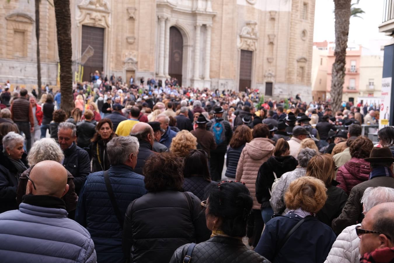 Las imágenes del Lunes más callejero y gamberro en el Carnaval de Cádiz 2023 (I)