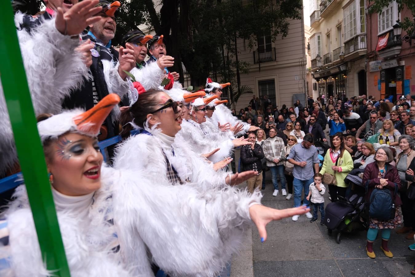 Las imágenes del Lunes más callejero y gamberro en el Carnaval de Cádiz 2023 (II)