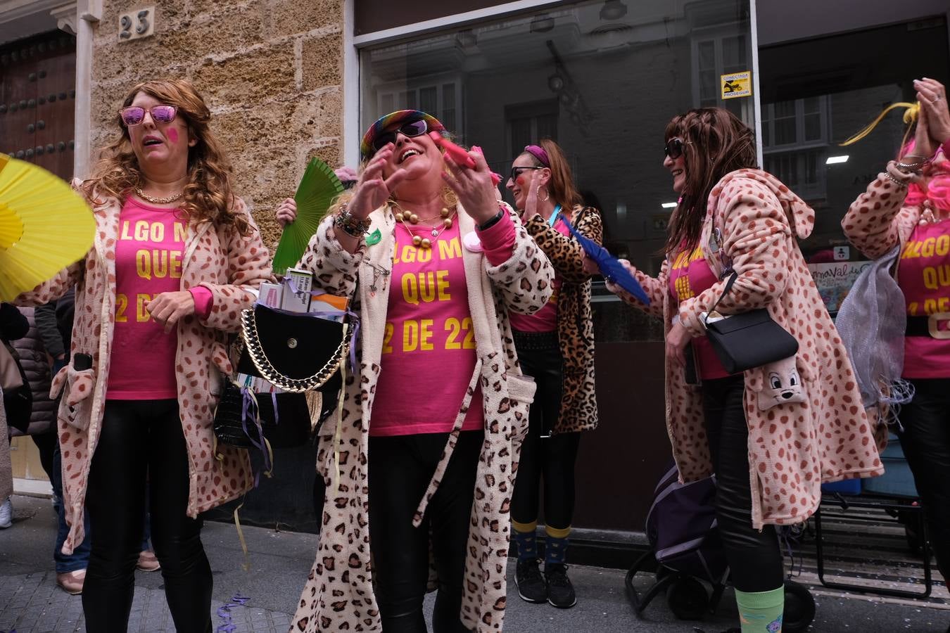 Las imágenes del Lunes más callejero y gamberro en el Carnaval de Cádiz 2023 (II)