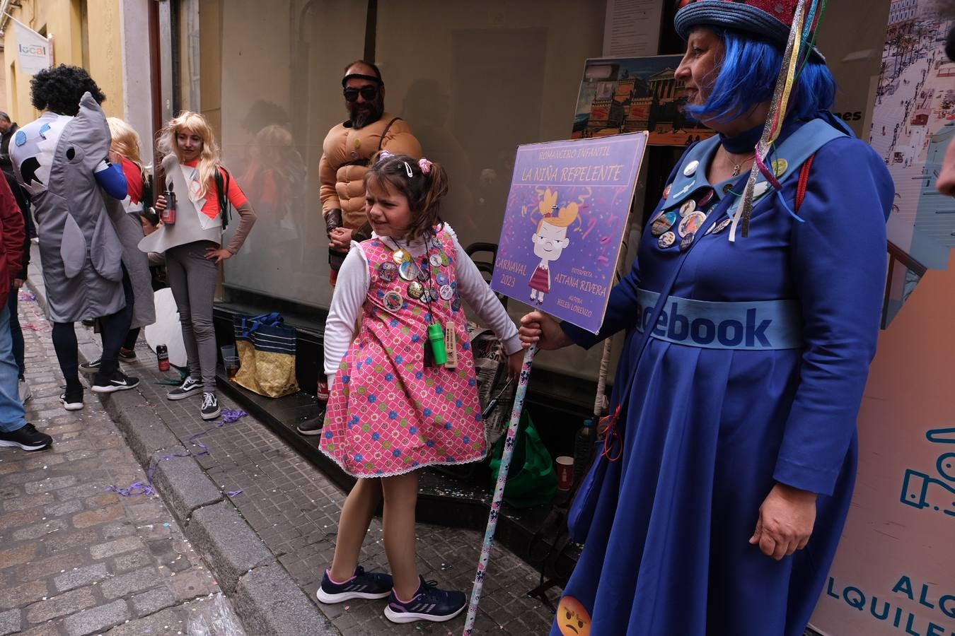 Las imágenes del Lunes más callejero y gamberro en el Carnaval de Cádiz 2023 (II)