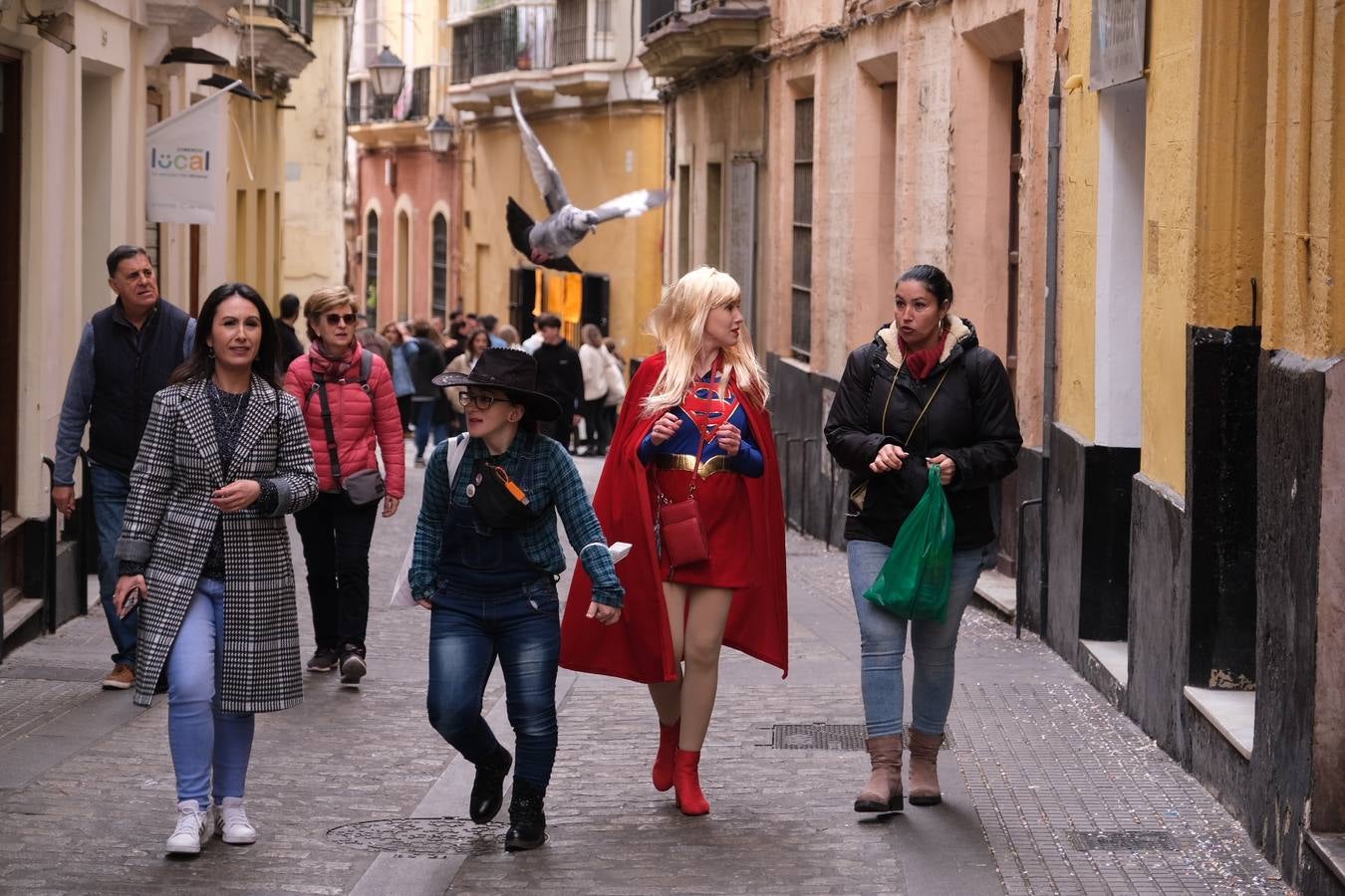 Las imágenes del Lunes más callejero y gamberro en el Carnaval de Cádiz 2023 (II)