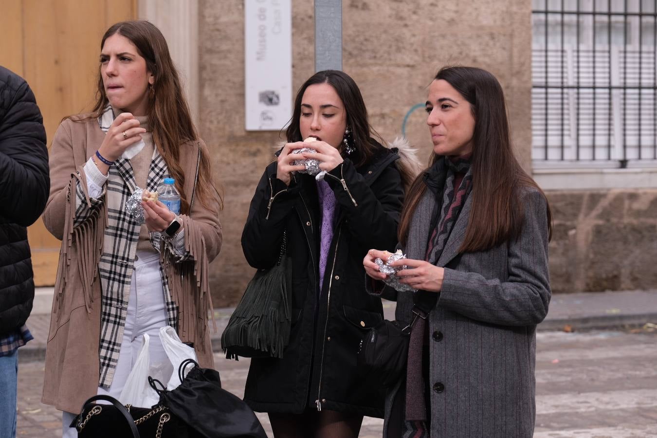 Las imágenes del Lunes más callejero y gamberro en el Carnaval de Cádiz 2023 (II)