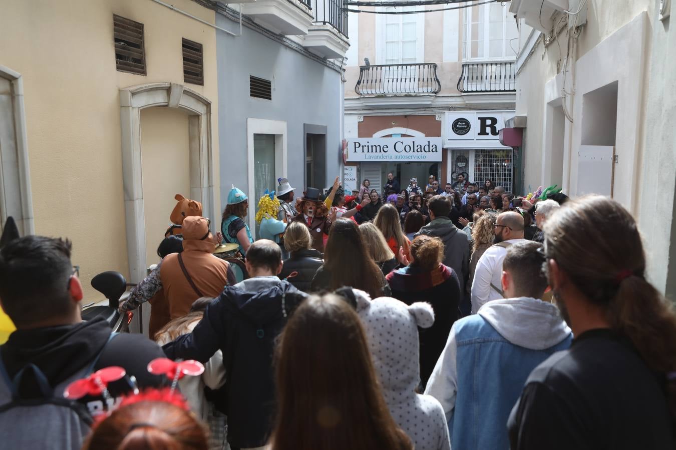 Fotos: Cádiz apura la fiesta pese a los chubascos del sábado de Carnaval